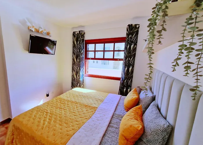 Strelitzia - Ocean View & Heated Pool דירה