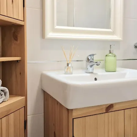 Strelitzia - Ocean View & Heated Pool Apartment