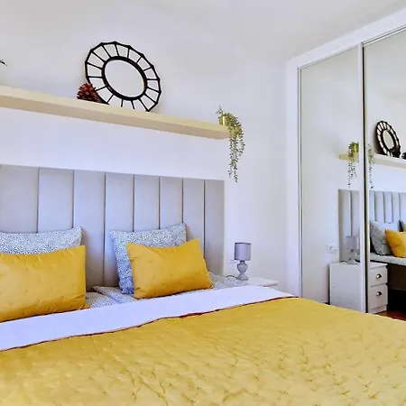 Strelitzia - Ocean View & Heated Pool Apartment