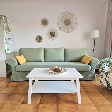 Strelitzia - Ocean View & Heated Pool Apartment