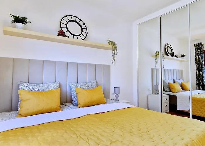 Strelitzia - Ocean View & Heated Pool Daire